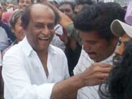 எந்திரன் ஷூட்டிங்கில் கேக் வெட்டிய ரஜினி!