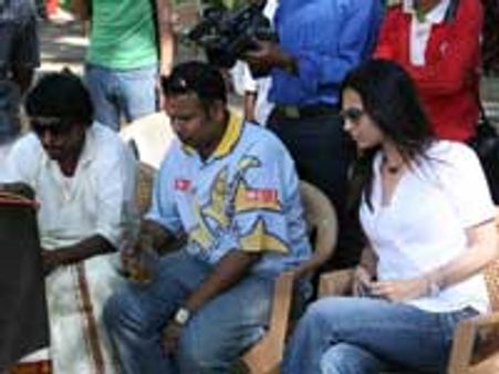 படத் தயாரிப்புக்கு சௌந்தர்யா 'கும்பிடு'?