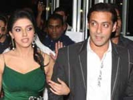 சல்மானுக்காக அப்பாவை விரட்டினேனா? - அசின்