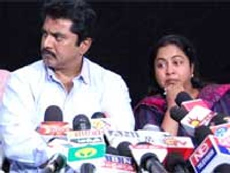 கண் கலங்கிய சரத்-ராதிகா!