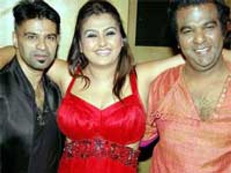 சோனாவின் தண்ணி பார்ட்டி.. சொக்கிய விஐபிக்கள்!