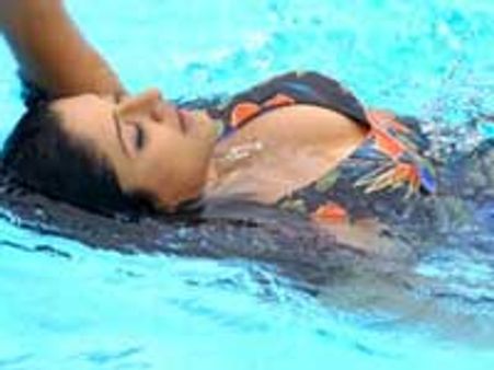 ஜில் நீச்சலுடையில் விமலா ராமன்!