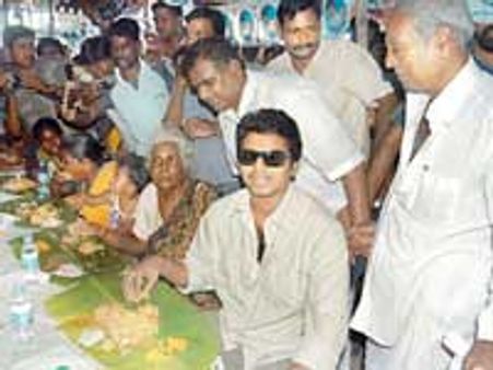 'சுறா' படப்பிடிப்பில் மீனவர்களுக்கு விருந்தளித்த விஜய்!