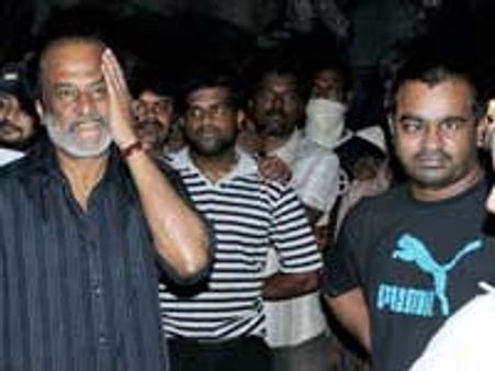 செல்வராகவன் - தனுஷைப் பாராட்டிய ரஜினி!