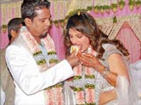 ரம்பாவுக்கு ரூ 1 கோடி மதிப்பில் மோதிரம் அணிவித்த இந்திரன்!