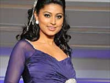 சினேகாவை விடாத செல் தொல்லை!