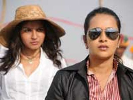 சோழர் வரலாற்றை தவறாக சித்தரிக்கும் ஆயிரத்தில் ஒருவன் - தடை கோரி வழக்கு