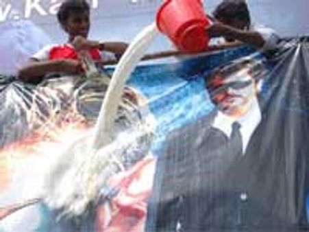 பால், பீர், பஸ் மீது கல் வீச்சு...அஜீத் ரசிகர்கள் கலாட்டா!