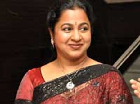 கூட்ட நெரிசல்.. அனுமதி மறுப்பு... செல்போனை தூக்கிப் போட்டு உடைத்த ராதிகா!