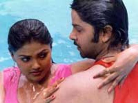 வங்கி கடன்: ஏலத்திற்கு வரும் ராம்கி-நிரோஷா வீடுகள்