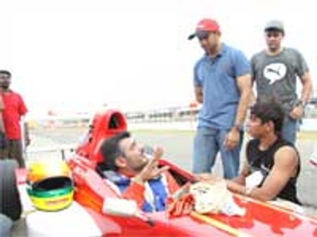 மீண்டும் கார் ரேஸில் அஜீத்!