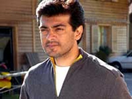 கார் உடைப்பு: அஜீத் மேனேஜர் உள்ளிட்ட 14 பேர் மீது வழக்கு