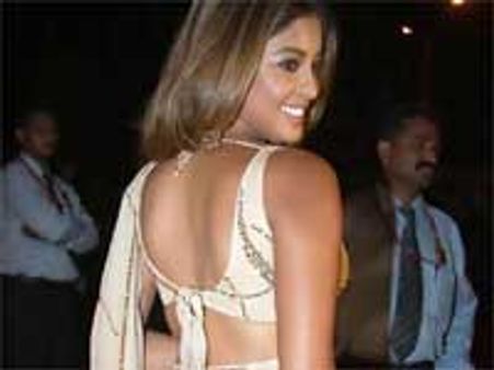 முதுகு காட்டினால் தப்பா..? தனுஸ்ரீ ஆவேசம்!