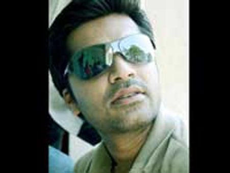 படமே ஆரம்பிக்கலை, முடியை வெட்டச் சொல்றார்!- சிம்புவின் புகார்