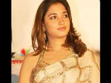 முட்டை வீசி ஹோலி கொண்டாடிய தம்மு!