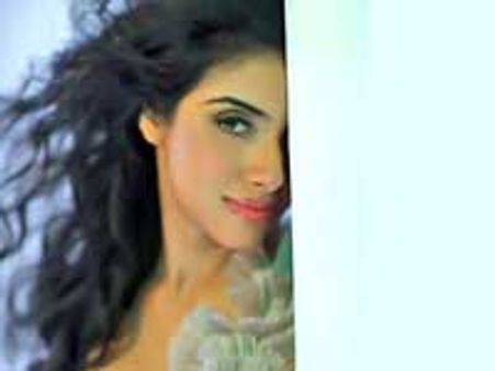 பெயிண்டிங் கண்காட்சி நடத்தும் அசின்!