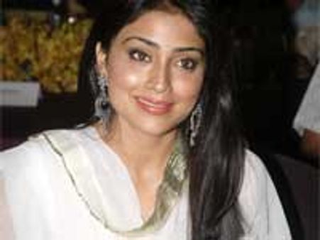 அபராதத்துடன் அட்வான்ஸைத் திருப்பி தர ஸ்ரேயாவுக்கு உத்தரவு!