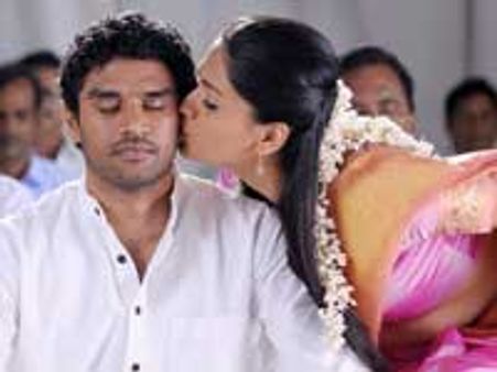 யாதுமாகி - விமர்சனம்