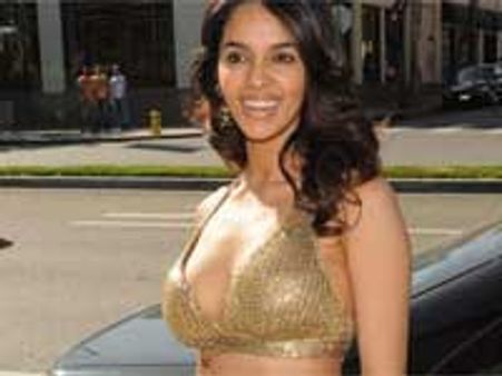 'ரஜினிகாந்த்' புகார்... மல்லிகா ஷெராவத்துக்கு பிடிவாரண்ட்!!