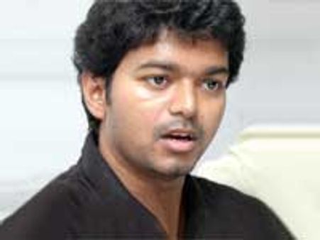 அரசியலுக்குத் தயாராகிறேன் – மக்களையும் ரசிகர்களையும் கைவிட மாட்டேன்: விஜய்