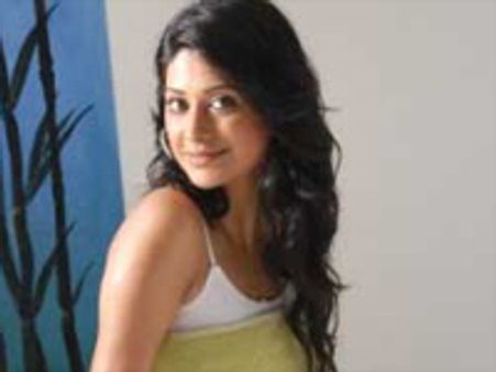 தம்பி அர்ஜுனா படப்பிடிப்பில் விபத்து... தீக்காயங்களுடன் தப்பிய நடிகை ஆஷிமா!