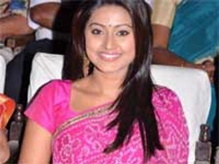 திருநங்கைகளை கேலி செய்யாமல் ஊக்கப்படுத்த வேண்டும் என்றார் நடிகை சினேகா.