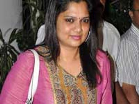 மோசடி புகார்.... நடிகை யுவராணியின் கணவரிடம் போலீஸ் விசாரணை!