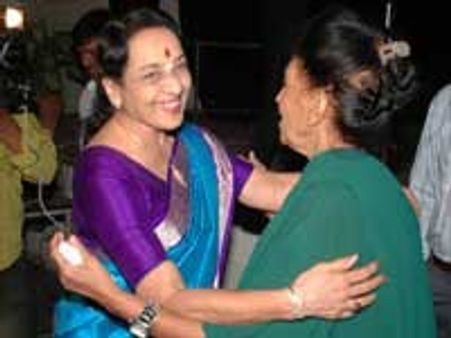 நடிகை ஜமுனா மகளிடம் வரதட்சணை கேட்டு சித்திரவதை: மாமனார்-மாமியார் கைது