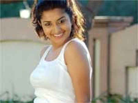 மீரா ஜாஸ்மினுக்கு ரூ 25 லட்சம் அபராதம்: நீதிமன்றம் அதிரடி