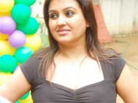 மைசூர் சென்றபோது சாலையில் மயங்கி விழுந்தார் சோனா – காலில் காயம்