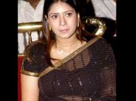 கிராமத் திருவிழாவில் ரசிகர்கள் துரத்தல்... சங்கவி ஓட்டம்!