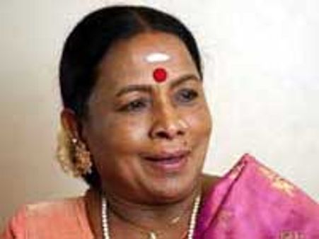 திருப்பதியிலிருந்து திரும்பும்போது கார் கவிழ்ந்து விபத்து – மனோரமா காயம்