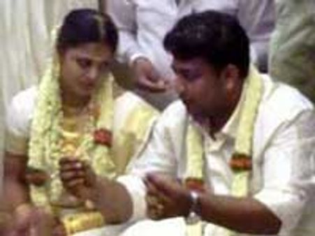 சிந்து மேனனுக்கு நடந்தது திருமணம் அல்ல, நிச்சயதார்த்தம்தான்!