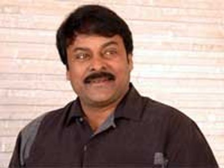 விசாகப்பட்டனத்தில் கலக்கி சிரஞ்சீவி – குதிரை சவாரி செய்து அசத்தினார்