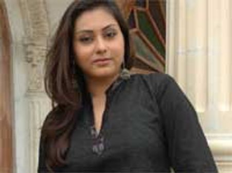 ஆதரவற்ற குழந்தைகளுக்கு நமீதா பிறந்த நாள் விருந்து!