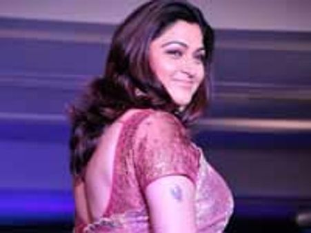 ஒரு படத்துக்கு ஒரு புது ஹீரோயின் கேக்கறாங்க! - குஷ்பு