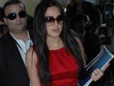 டாய்லெட்டுக்குள் நுழைந்து ப்ரீத்தி ஜிந்தாவை படம் பிடித்த ரசிகைகள்