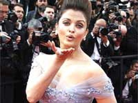 கேன்ஸ் பட விழா- கலக்கல் உடையில் வந்து அசத்திய ஐஸ்வர்யா ராய்