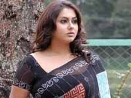 இளைஞனில் வில்லியானார் நமீதா!