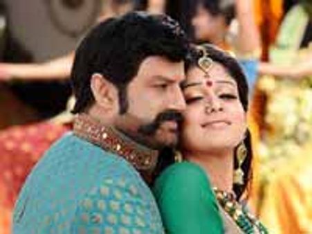 சால்வை போட முயன்ற தொண்டருக்கு பளார் விட்ட பாலகிருஷ்ணா!