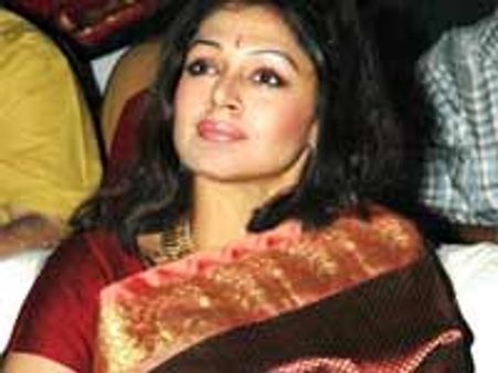 குழந்தையை தத்தெடுத்தார் ஷோபனா!