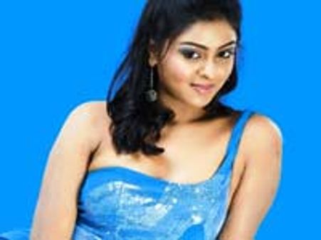 நடிகை சுமித்ராவின் இரண்டாவது மகள் நக்ஷத்திரா தமிழில் அறிமுகமாகிறார்.