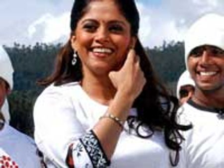 ஜெயா டிவி.. ஜாக்பாட் நிகழ்ச்சியின் புதிய தொகுப்பாளர் நதியா