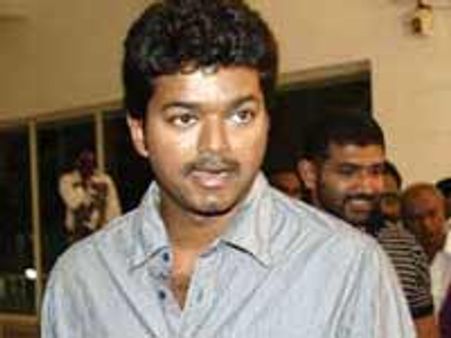 வேலாயுதம் படத்தில் ராபின்ஹூட் வேடத்தில் நடிக்கிறார் விஜய்.