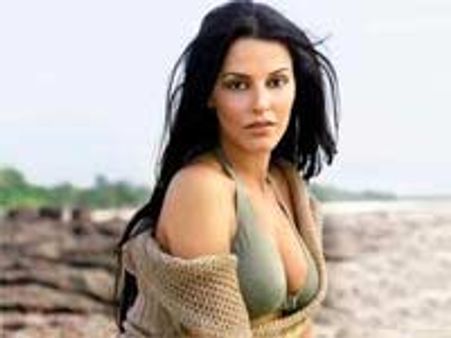 ஹிட்லரின் மனைவியாக நடிக்கப் போகும் நேஹா தூபியா