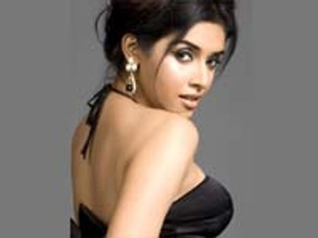 இலங்கைக்கு போகிறாராம் அசின்!