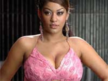 தயாரிப்பாளரை 'தம்' கட்ட வைத்த முமைத்!