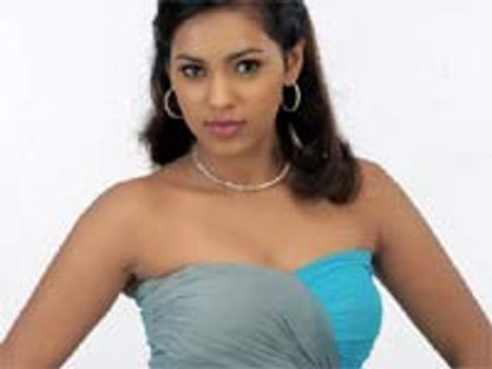 கவர்ச்சி கடலில் குதித்த ஷம்மு