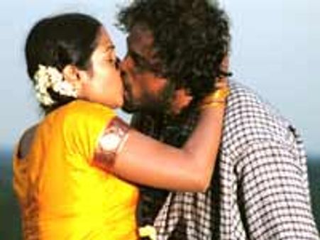 உதட்டோடு உதடு முத்தம் கொடுத்துவிட்டு கால் மணி நேரம் அழுத நடிகை!