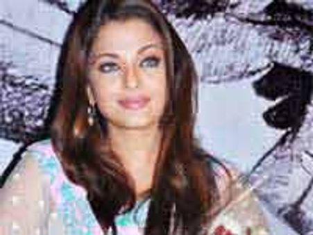 இணையதளத்தில் பாஸ்போர்ட்... ஐஸ்வர்யா அதிர்ச்சி!